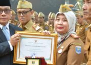 Walikota Metro Berikan Penghargaan OPD Terbaik