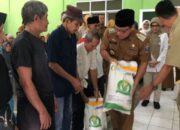 Walikota Metro Salurkan Bantuan Pangan Beras di Metro Pusat dan Metro Barat
